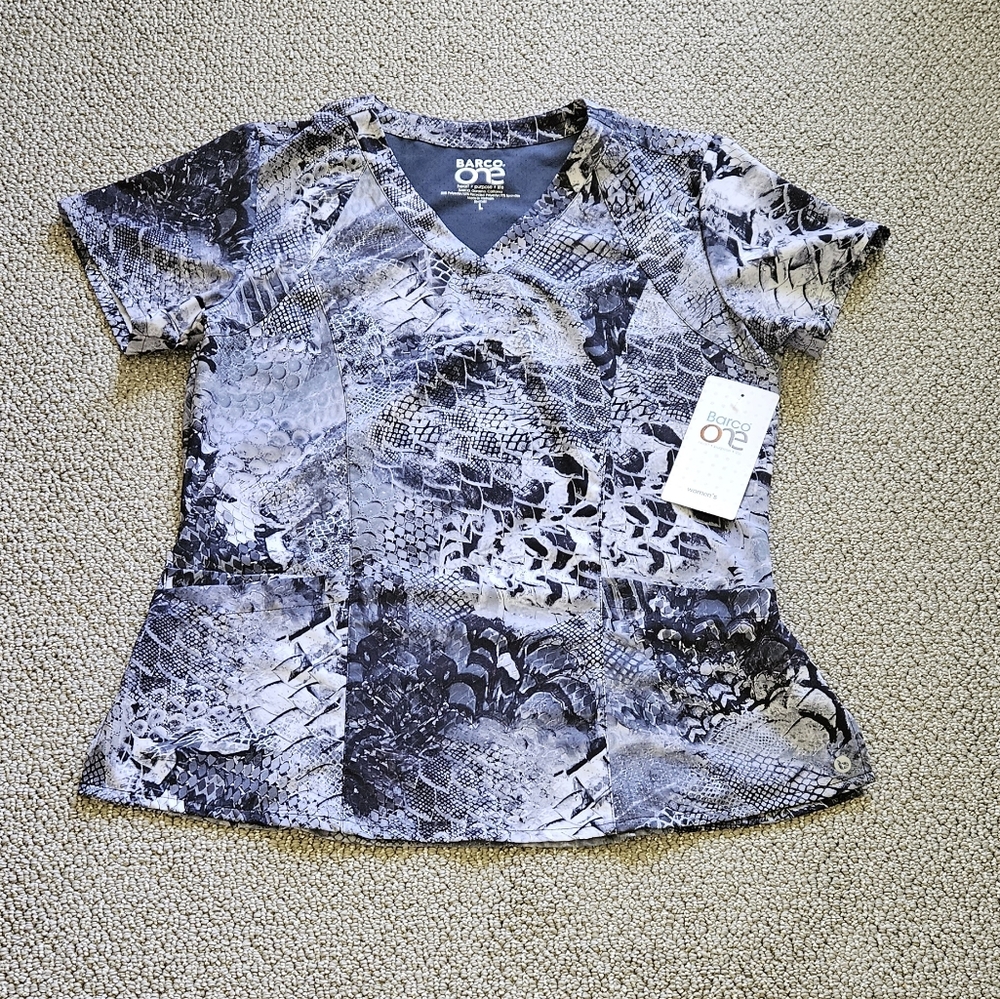 Barco scrub top